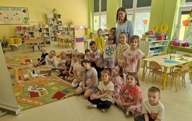 Wsp&oacute;lne zdjęcie wszystkich uczestnik&oacute;w zajęć; dzieci i pracownicy PSSE w Zgierzu  