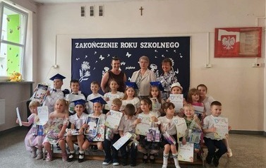 Zdjęcie całej grupy z nauczycielkami i Panią Dyrektor