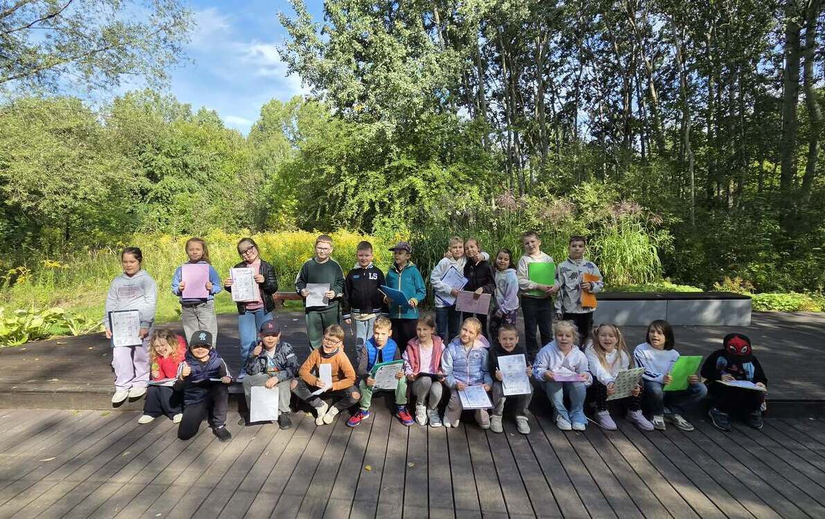 Klasa 2b w parku gra w grę terenową Wrześniowe Bingo. Dzieci stają się obserwatorami i poszukują oznak jesieni.