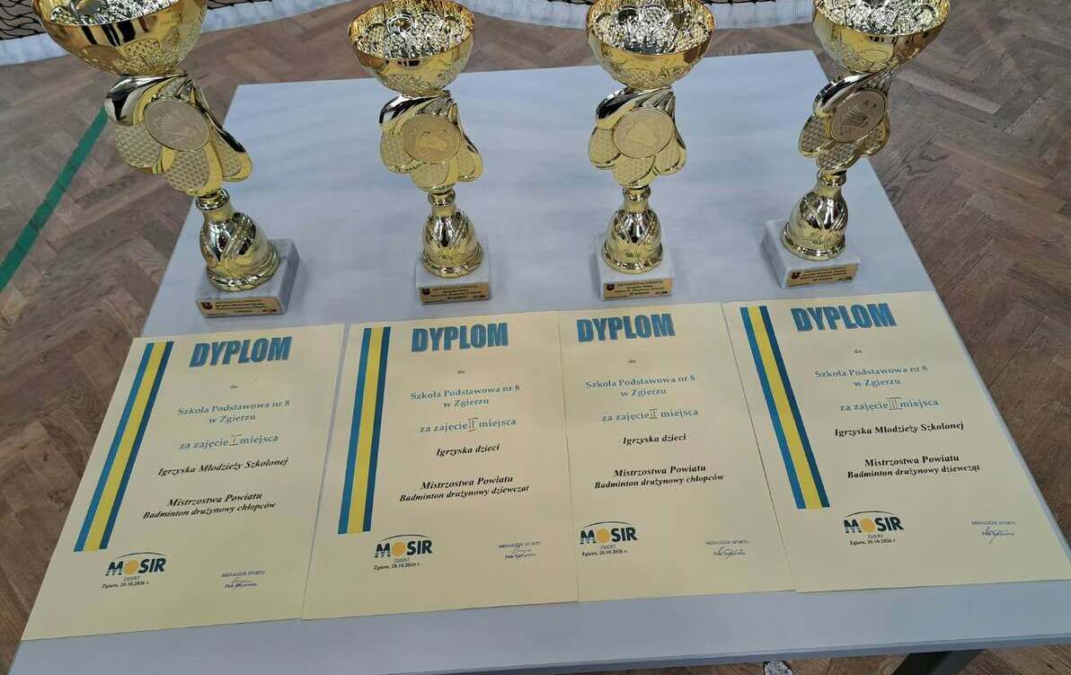 Dyplomy i puchary z Mistrzost Powiatu Zgierskiego w badmintonie