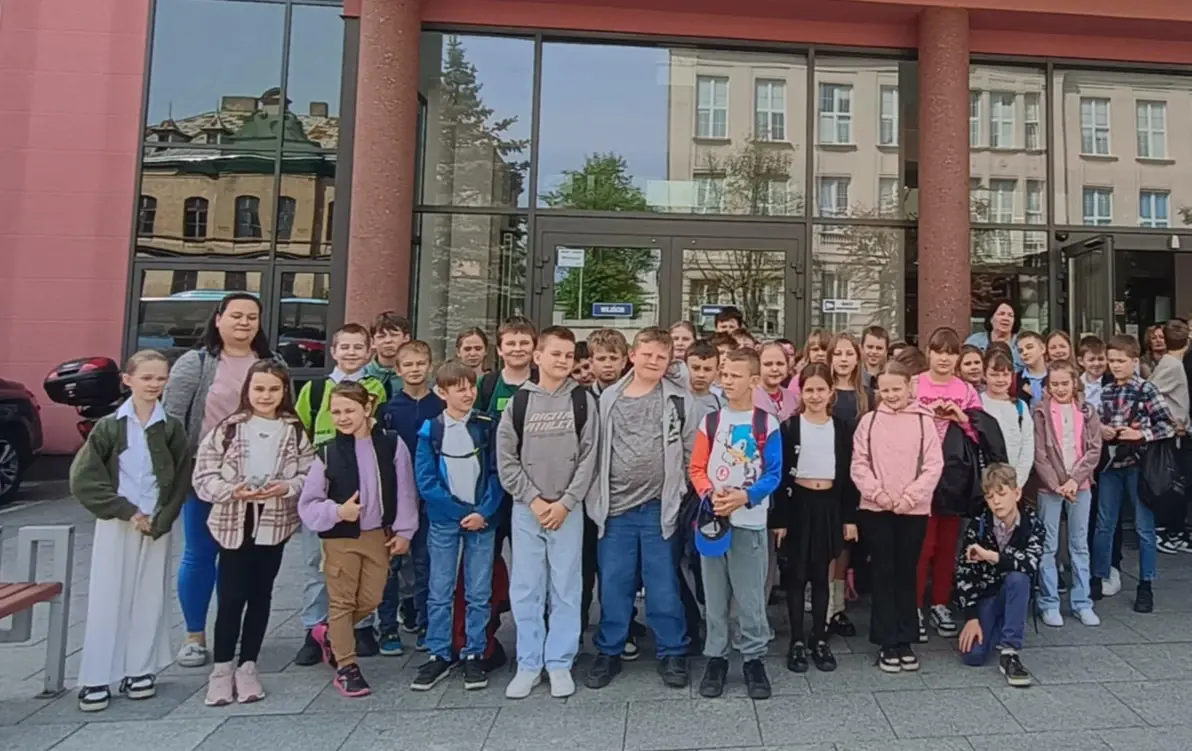  uczniowie klasy 3d i 3e przed budynkiem Teatru Muzycznego