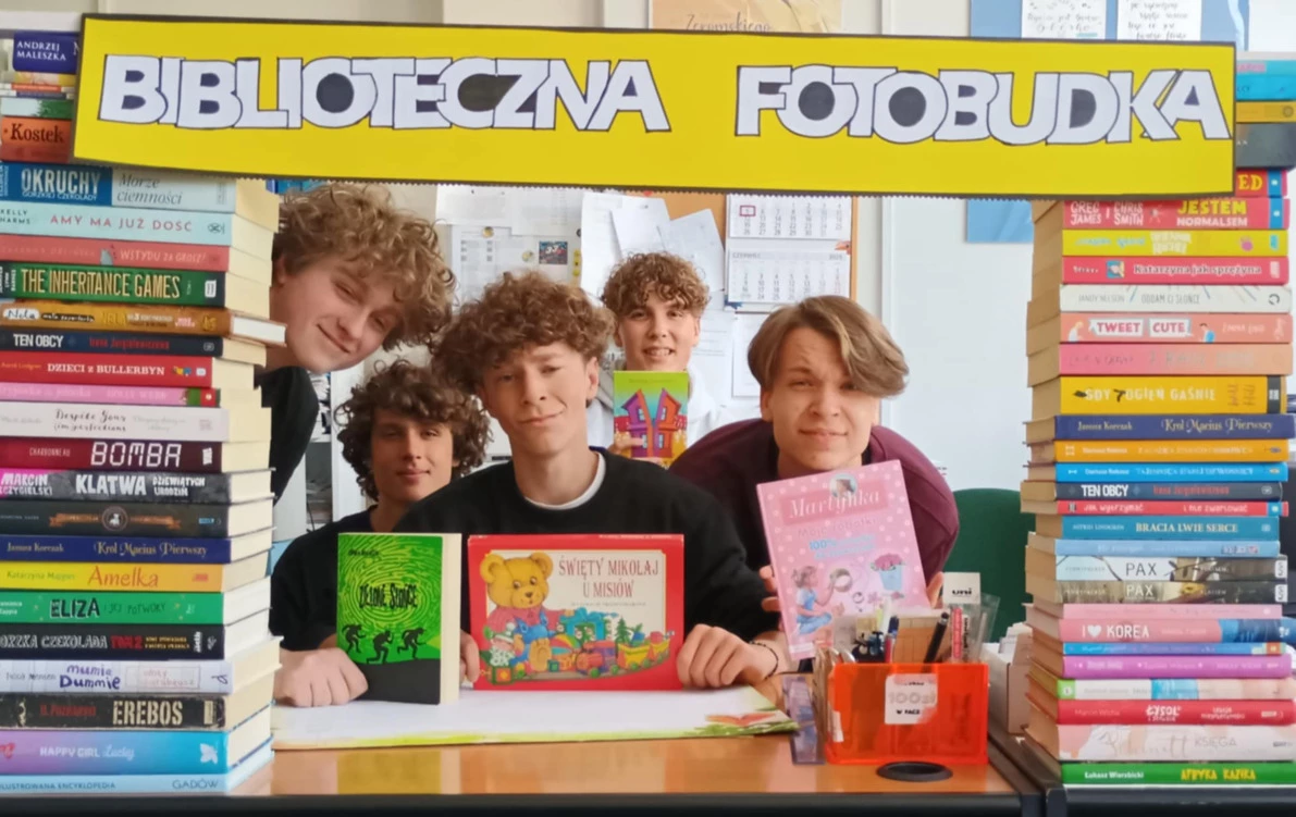 Uczniowie pozują w fotobudce 