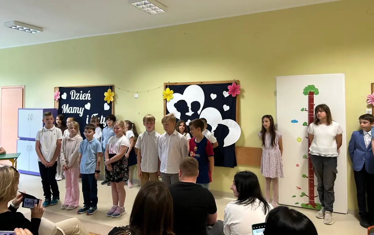 uczniowie klasy 3c śpiewający piosenkę dla mamy i taty