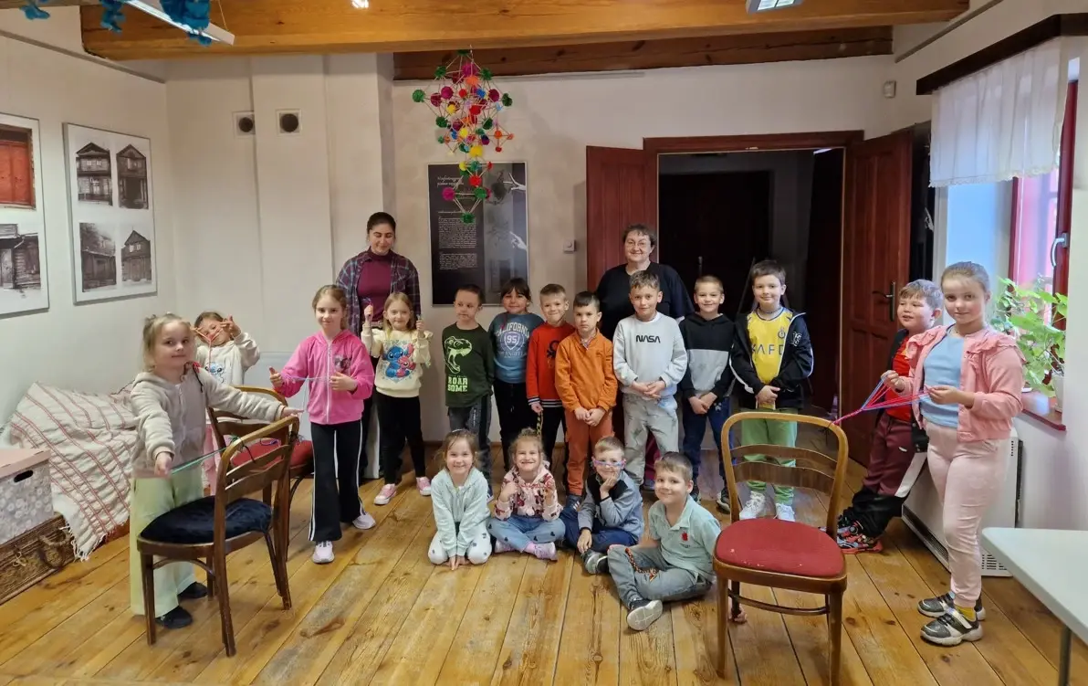 Zdjęcie grupowe ze sznurkami