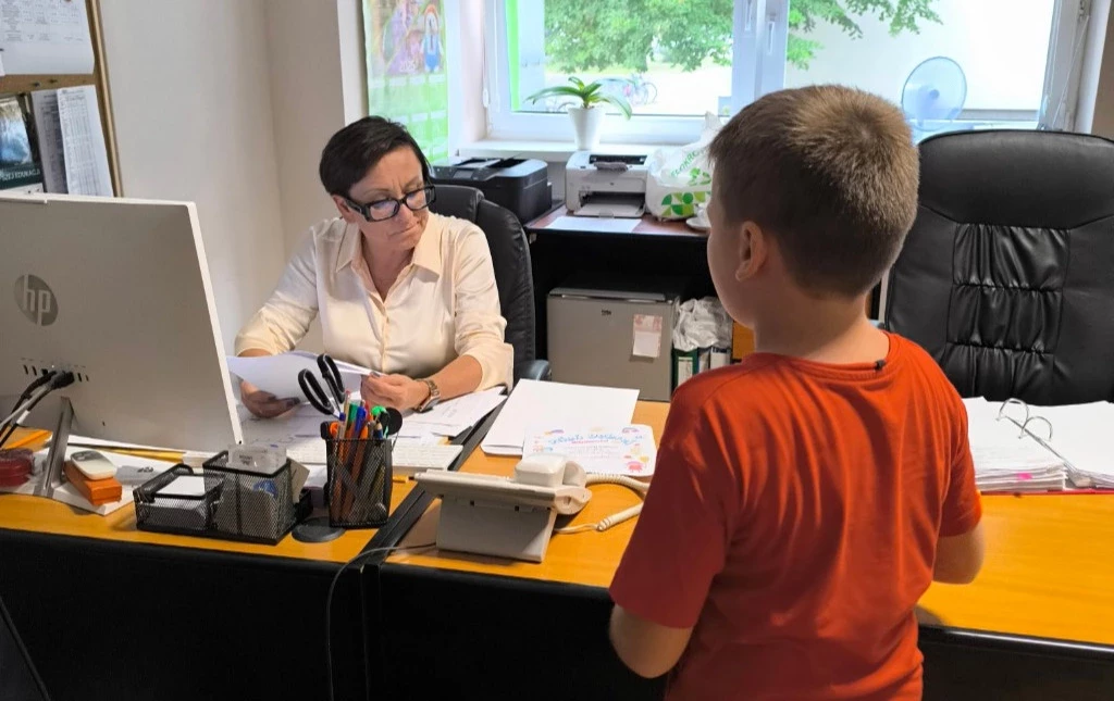 Uczniowie klasy 2c rozdają miłe wiadomości pracownikom szkoły