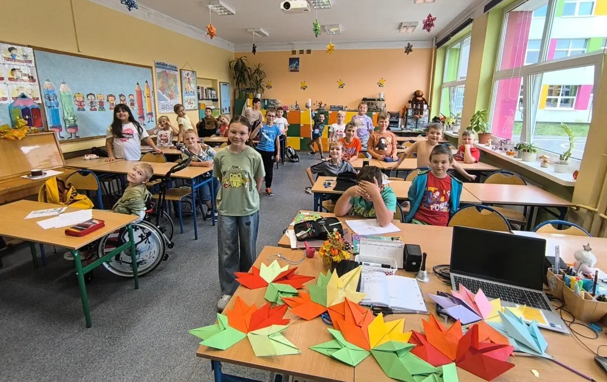 Uczniowie klasy 2c z koleżanką Mają.