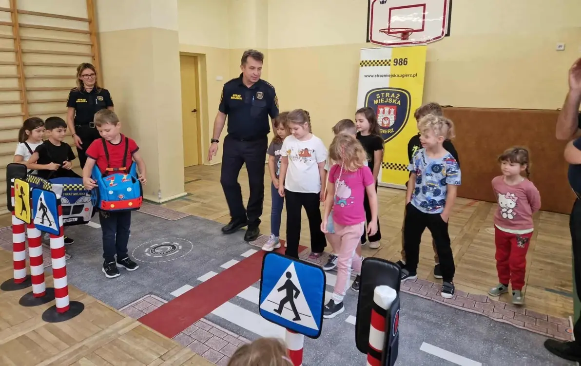  Dzieci uczą się przechodzić przez pasy