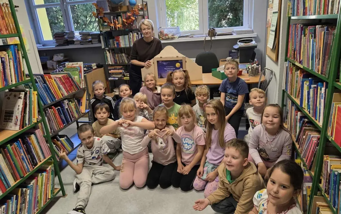 klasa 1b podczas prezentacji opowiadania kamishibai