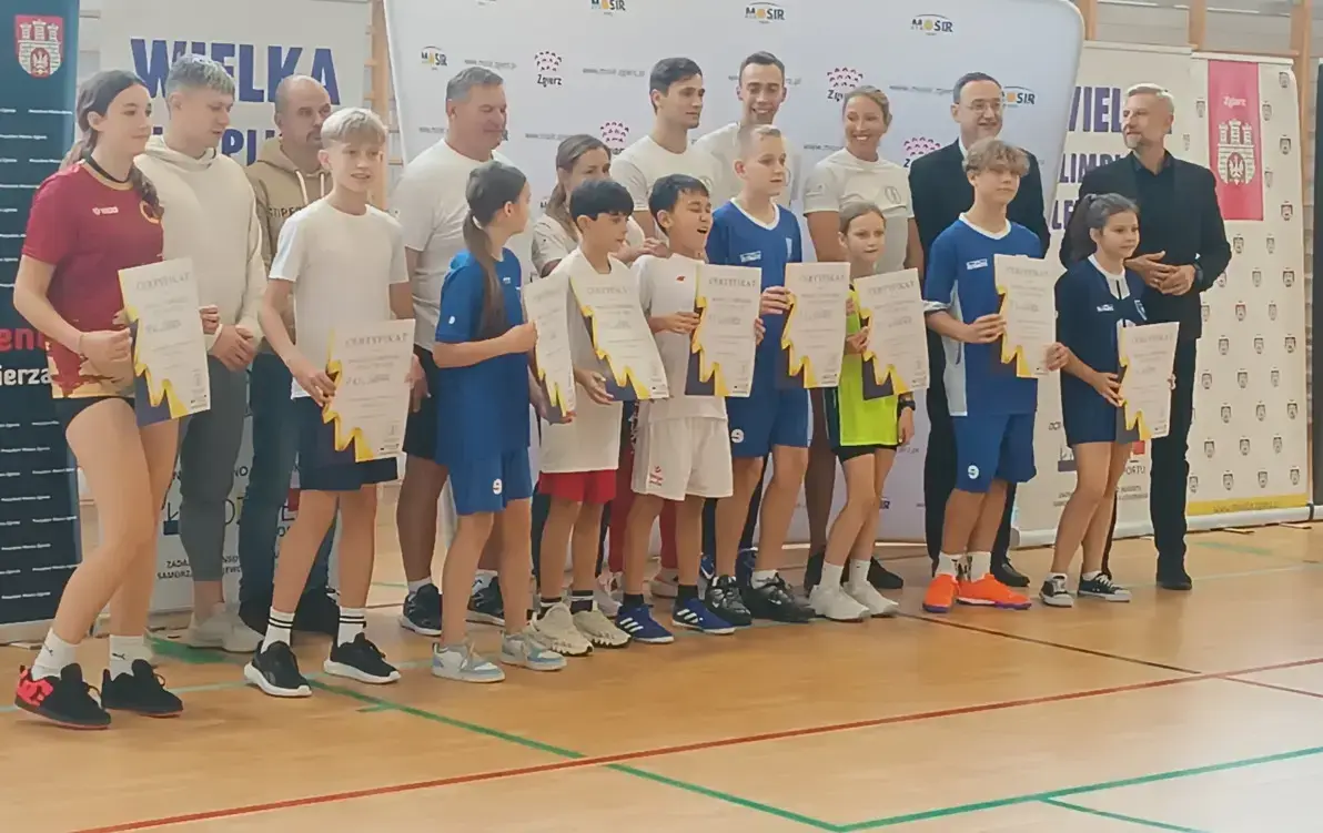 Uczniowie ze zgierskich szkół odbierają certyfikaty uczestnictwa w Wielkiej Olimpijskiej Lekcji WF