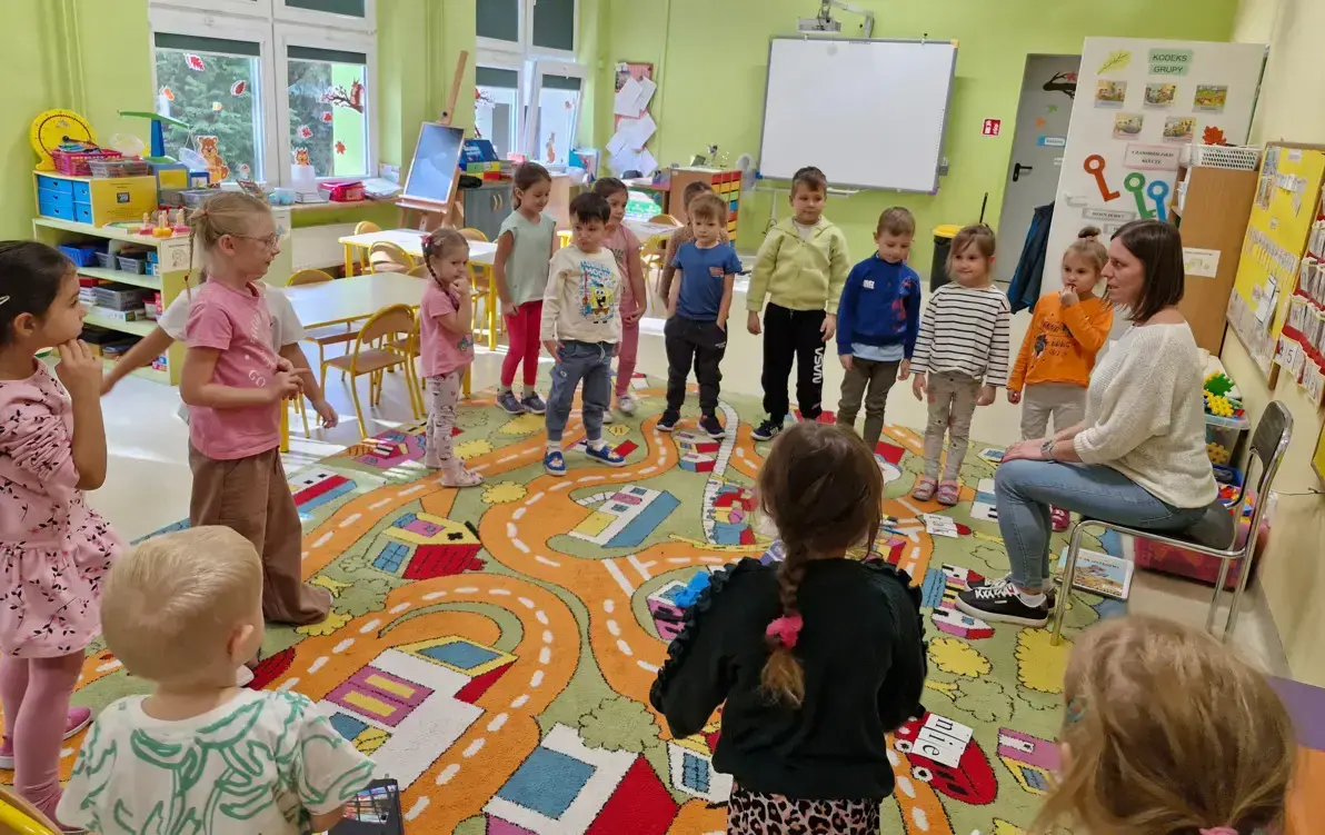 dzieci bawią się w zabawę Prawda - fałsz