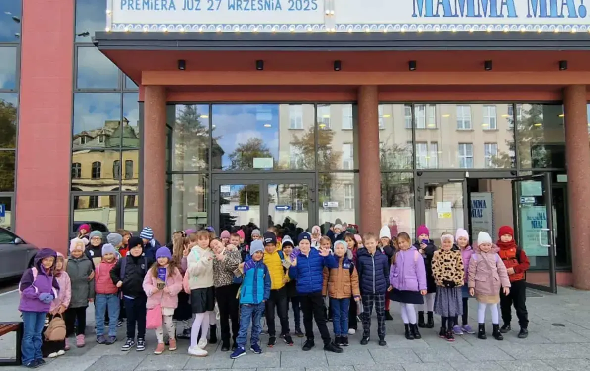 Grupa uczniów z klasy 1c i 1d przed budynkiem Teatru Muzycznego
