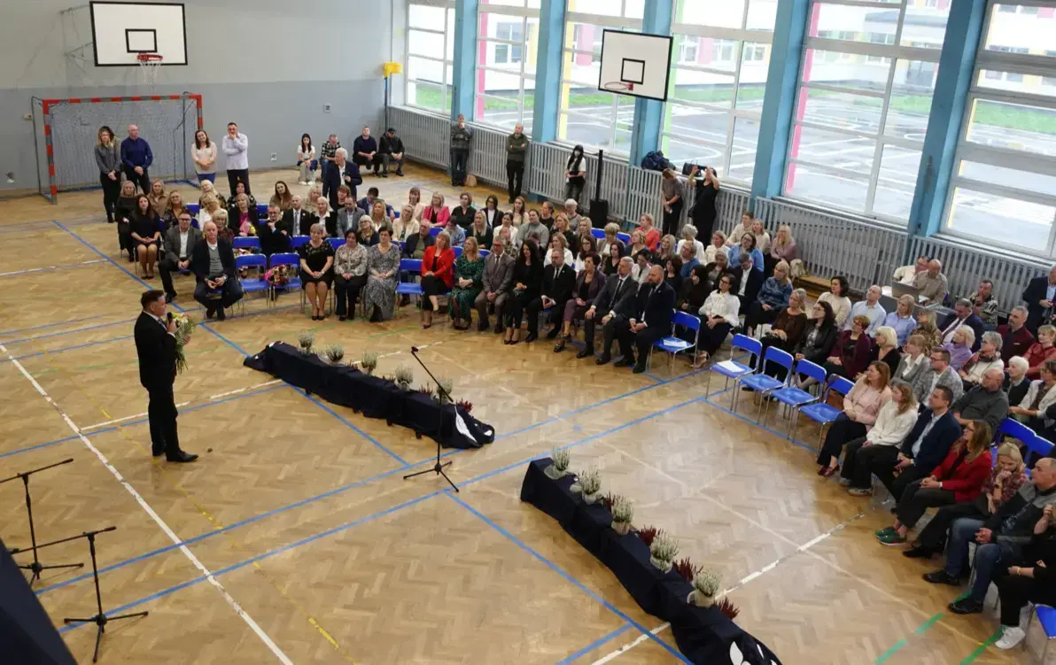  zgromadzona publiczność - widok z balkonu