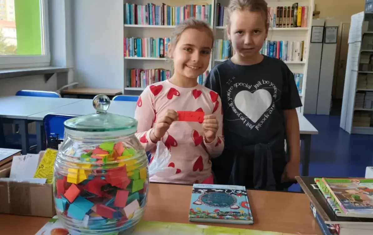Dwie dziewczynki, które jako pierwsze wzięły udział w loterii czytelniczej