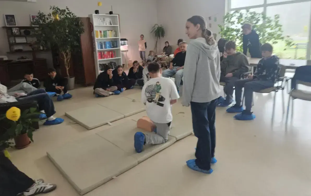 Uczniowie w budynku hospicjum uczą się udzielania pierwszej pomocy