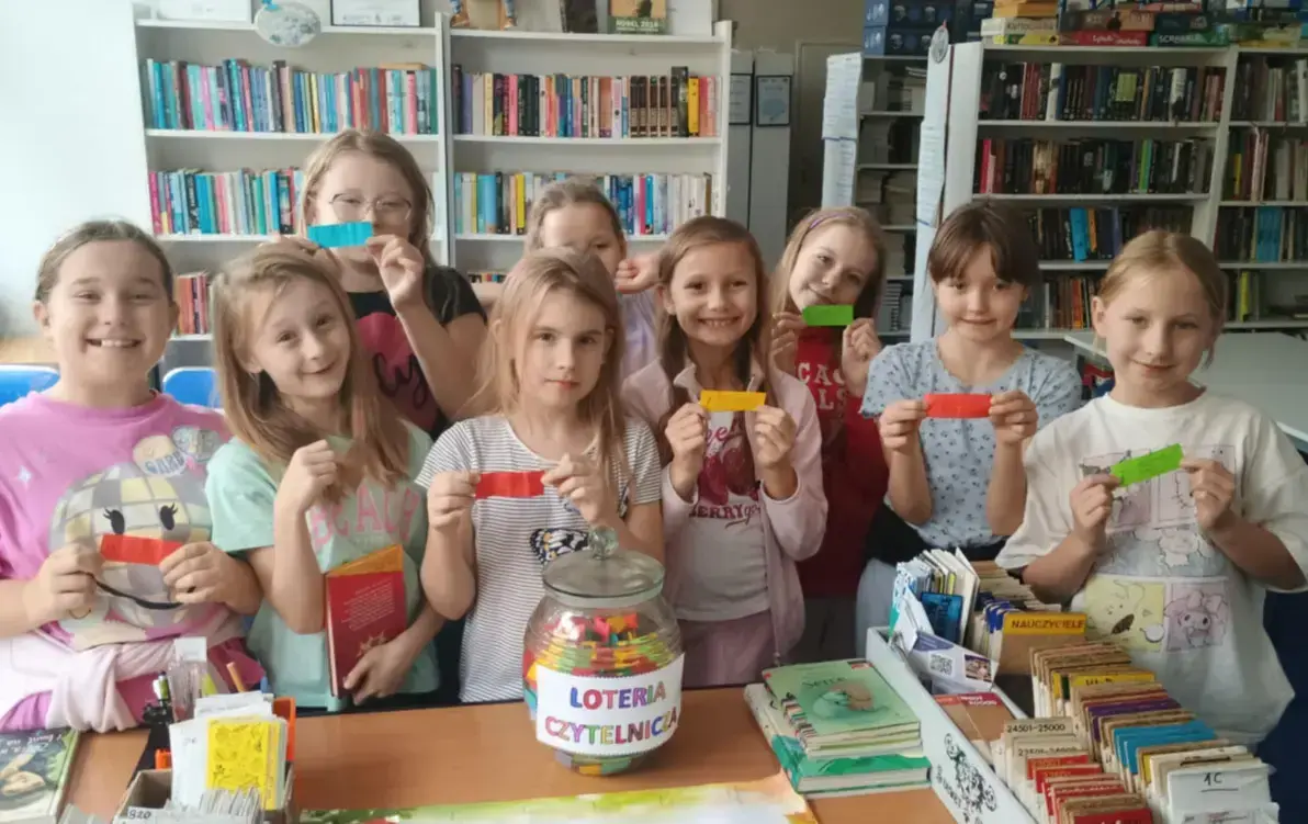 Dziewczynki z 3 klasy z losikami z Loterii Czytelniczej