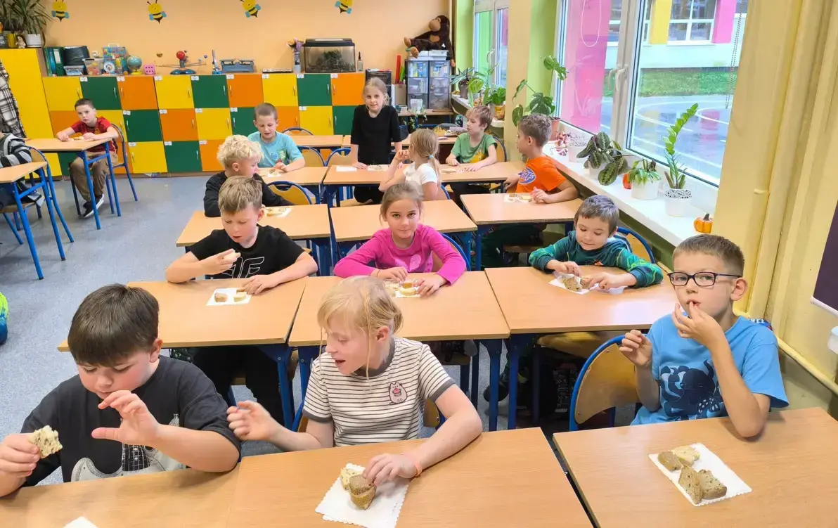 Uczniowie klasy 2c w trakcie zajęć kulinarnych 