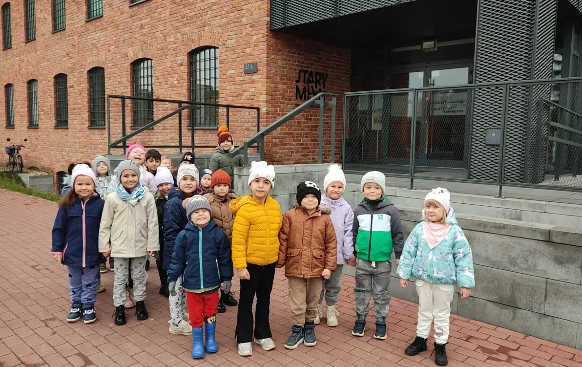 grupa przedszkolna stoi przed budynkiem starego mlyna w Zgierzu