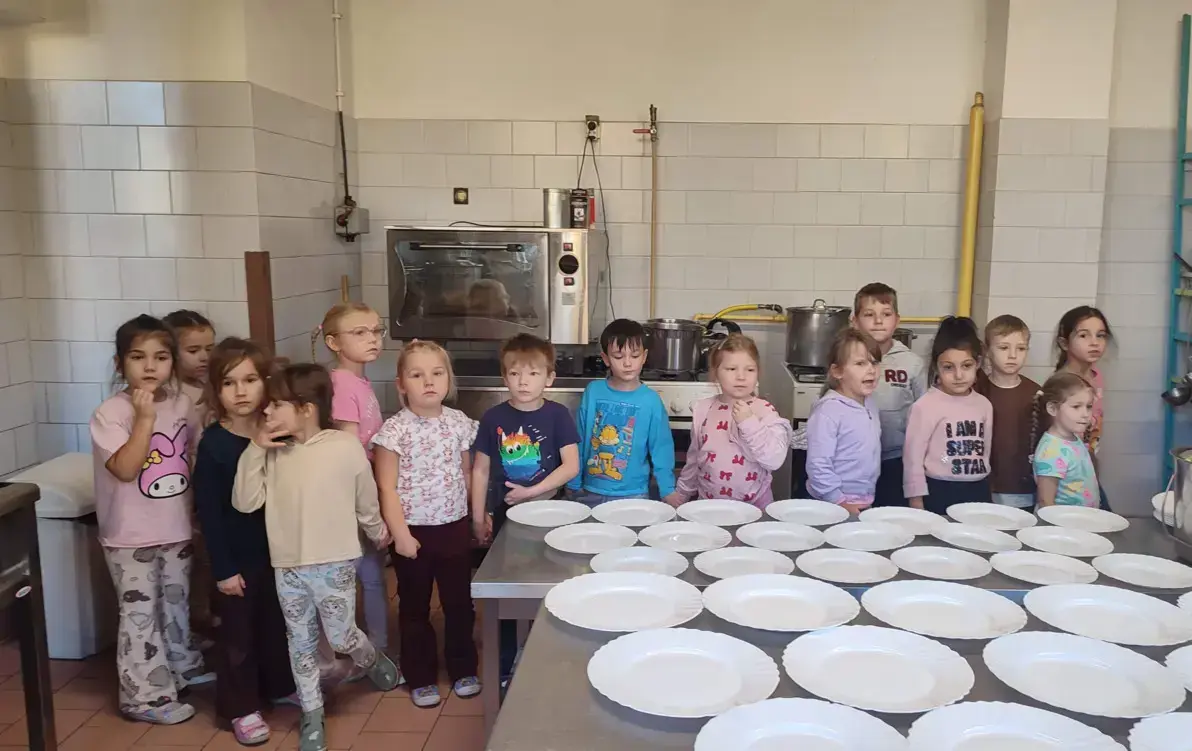 grupa przedszkola slucha opowiesci o pracy kucharza
