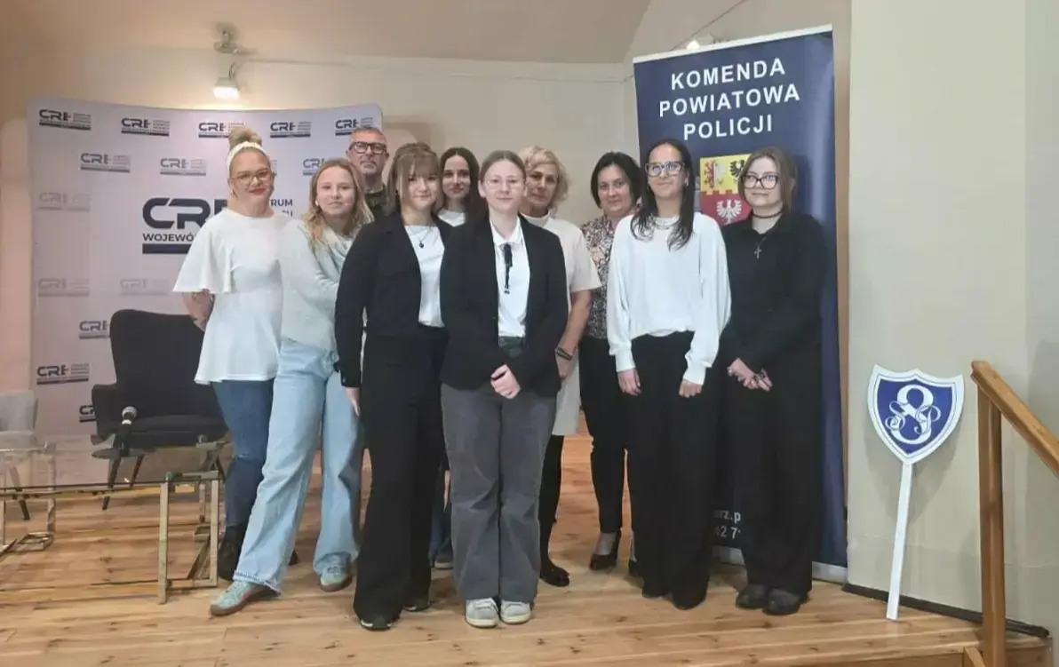 Grupa wolontariuszy i samorządu szkolnego z SP8 z opiekunami, naczelnikiem wydziału i Dyrekcją szkoły