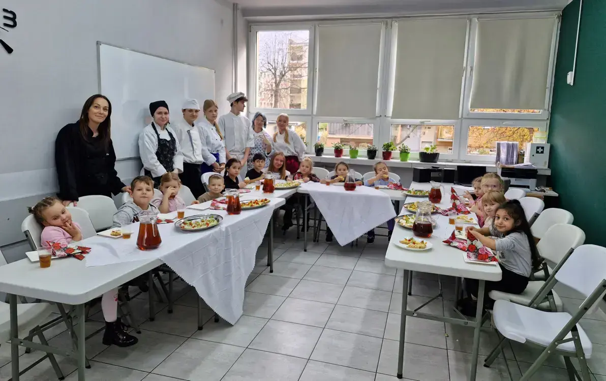 wspólne zdjęcie wszystkich uczestników warsztatów kulinarnych