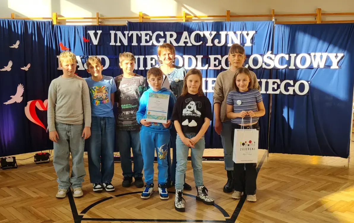grupa uczniów uczestniczących w rajdzie