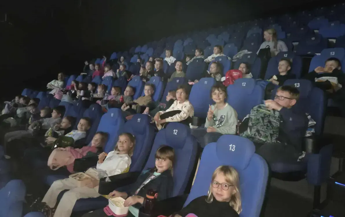 Dzieci oglądające film