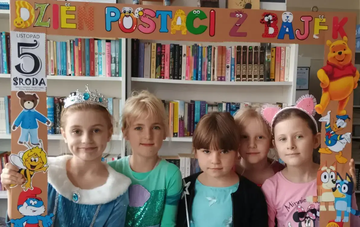 pięć uczestniczek Szkolnego Koła Bibliotecznego w fotoramce z okazji Światowego Dnia Postaci z Bajek