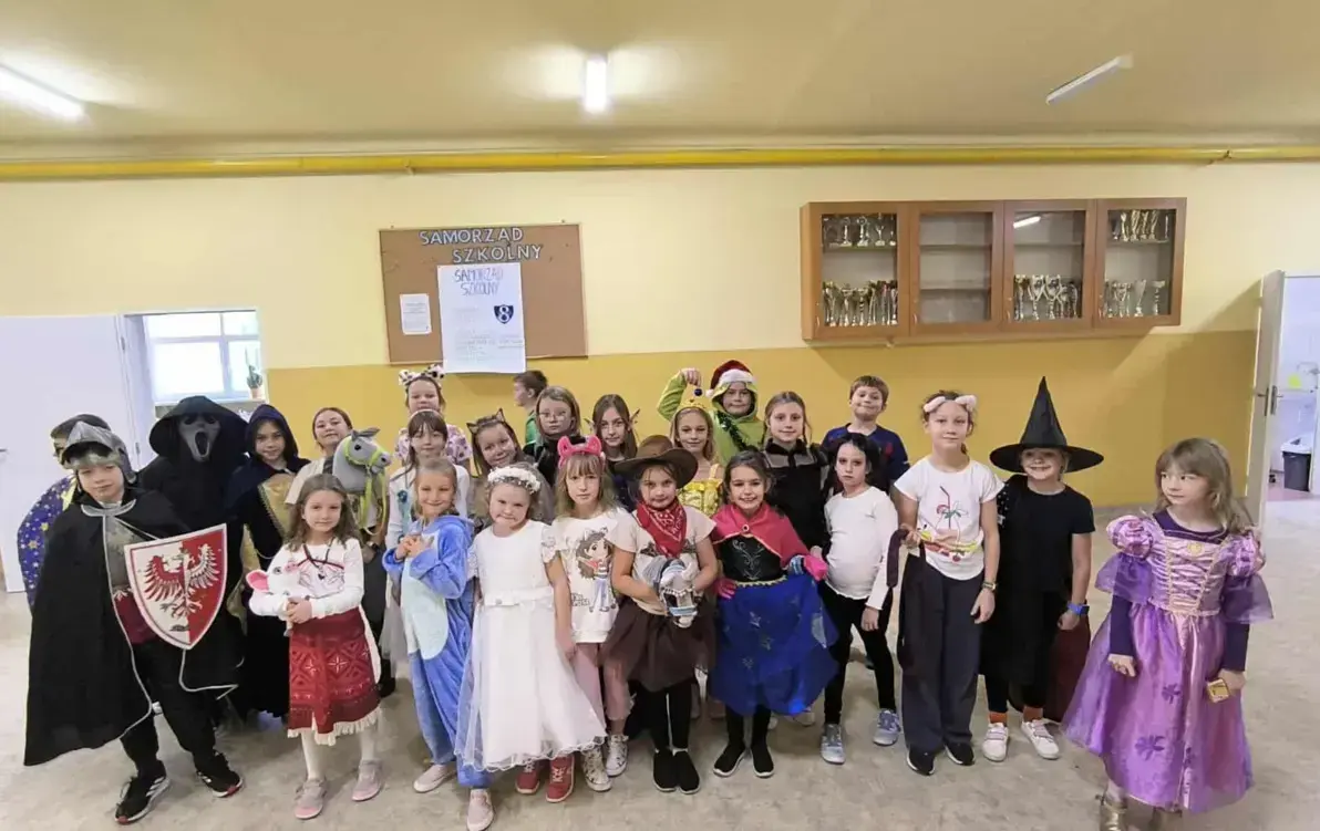 Zdjęcie grupowe dzieci z dużej ósemki