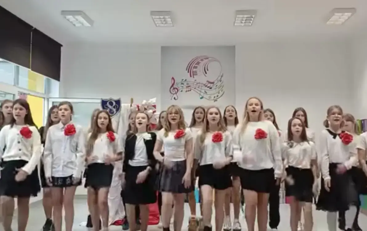 Dziewczynki z klas 4–7 podczas nagrania w konkursie Patriotyczny Chór Radia Łódź