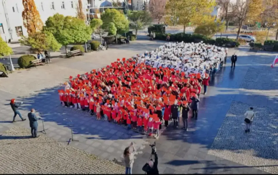 Flaga Polski utworzona z uczniów i przedszkolaków ze zgierskich szkół i przedszkoli