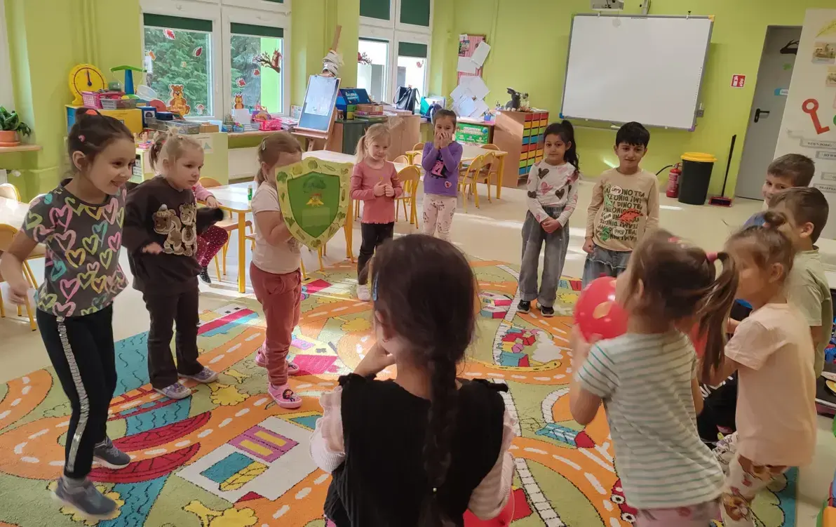 dzieci w kole bawią się w zabawę obrona przeciw wirusom
