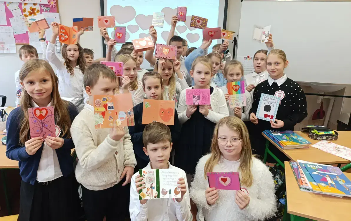 zdjęcie przedstawia uczniów klasy 3c prezentujących wykonane kartki