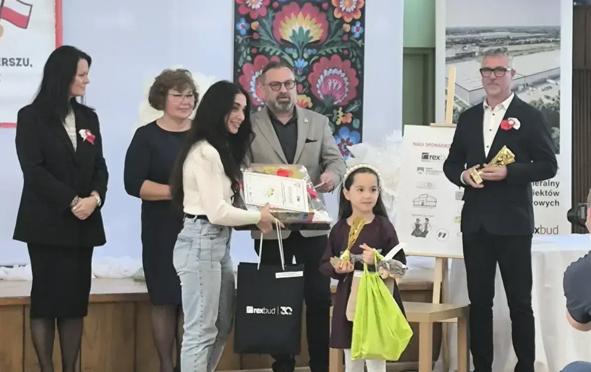 Wręczanie Ewie nagrody na konkursie recytatorskim