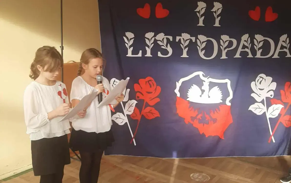 dziewczynki z 3 klasy prowadza uroczystosc
