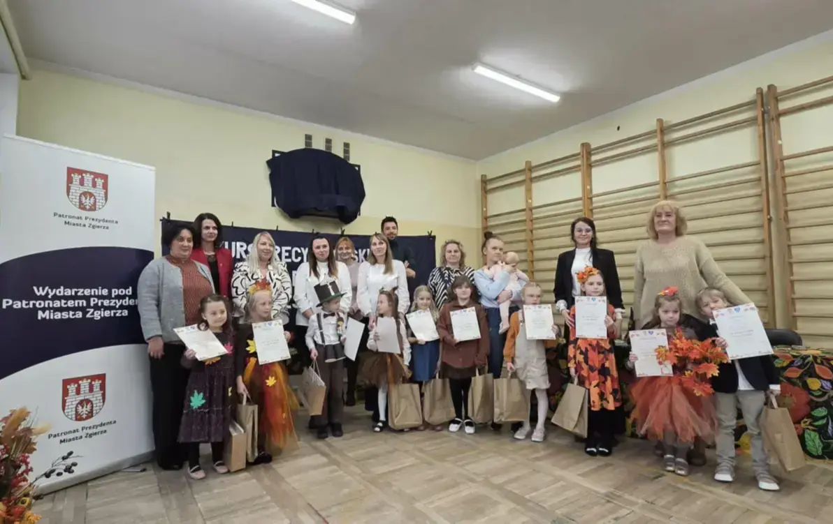 Uczestnicy, jurorzy i organizatorzy konkursu recytatorskiego Co nam powie Pani Jesień.