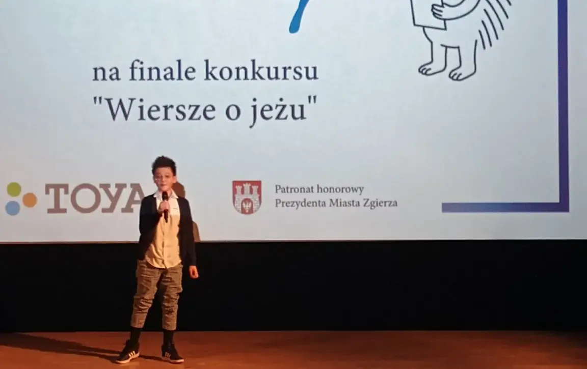 Uczeń Naszej Szkoły Szymon podczas recytacji wiersza na scenie