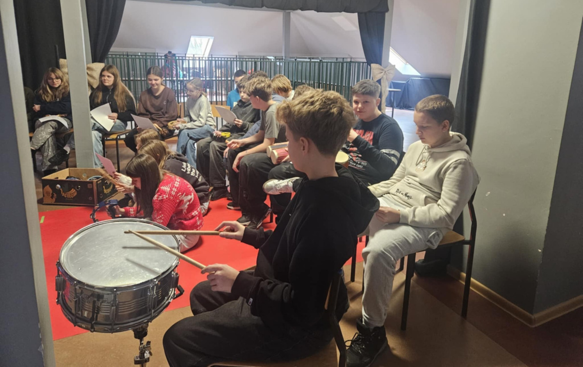 Uczniowie klasy 6a podczas warsztatów muzycznych w PSONI