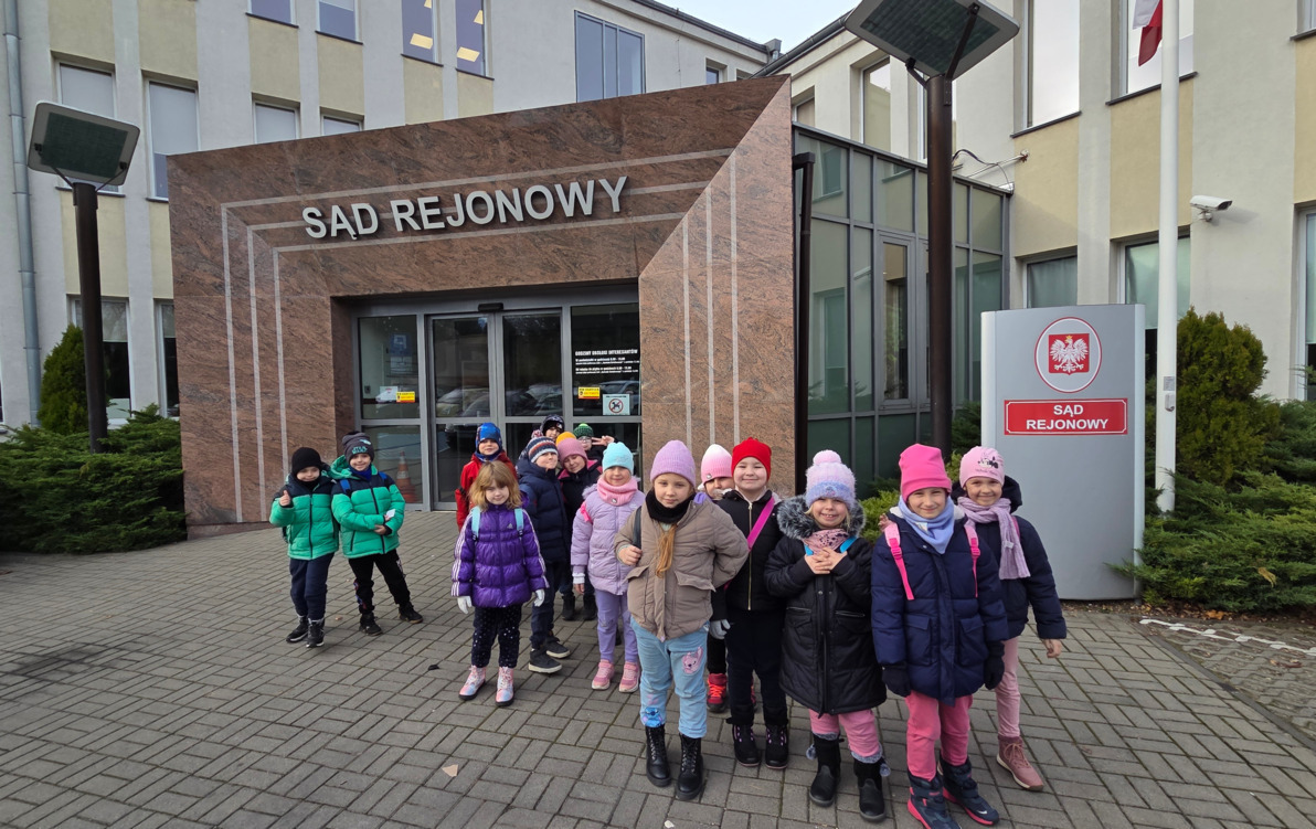 klasa 1b przed sadem rejonowym w zgierzu