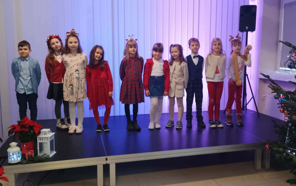 DAJ uczestnicy konkursu na scenie w biblotece