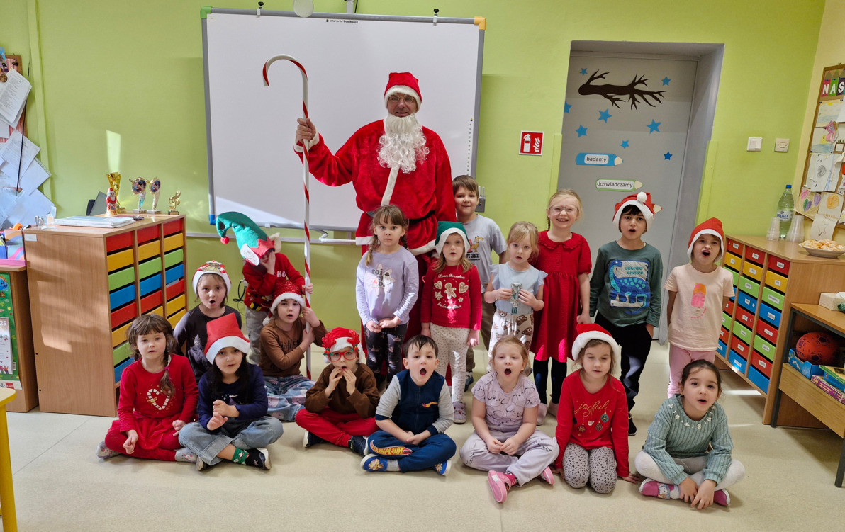 Współne zdjęcie całej grupy z Mikołajem
