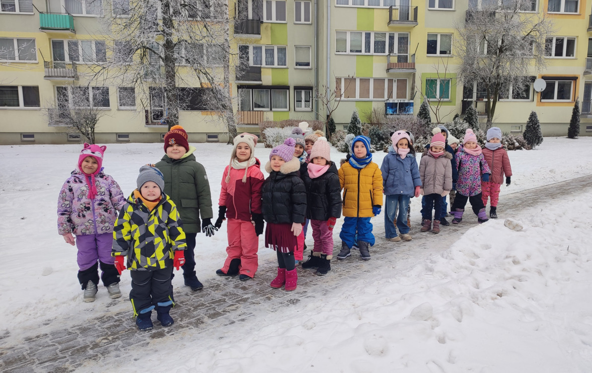 dzieci ustawione w parach idą na autobus