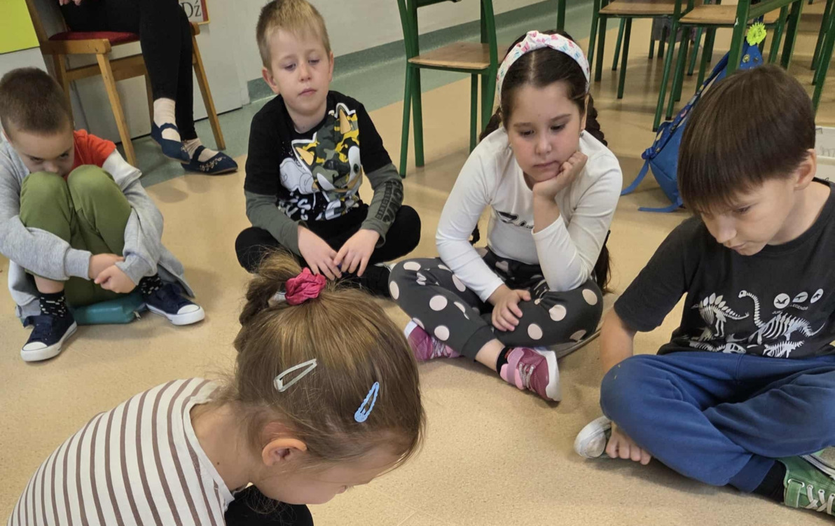 Fotografia przedstawia wychowanków oddziału przedszkolnego podczas wykonywania zadania