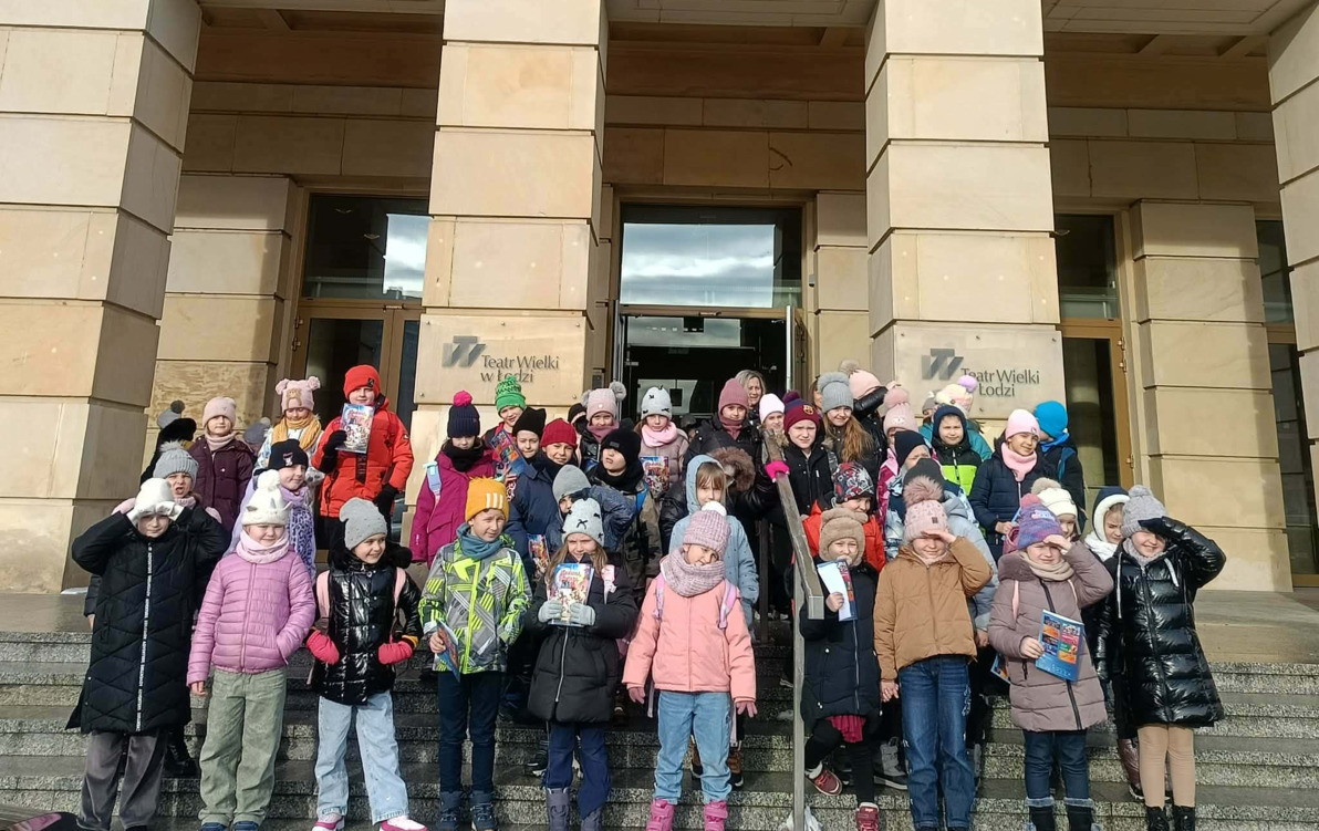 uczniowie klasy 1c i 1d przed gmachem Teatru Wielkiego w Łodzi