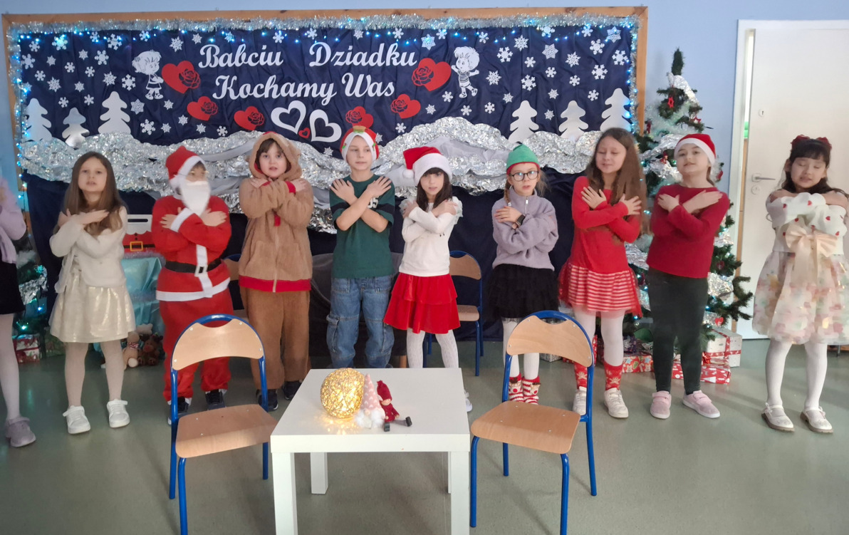 Uczniowie klasy 2A podczas śpiewu piosenki z choreografią dla babć i dziadków