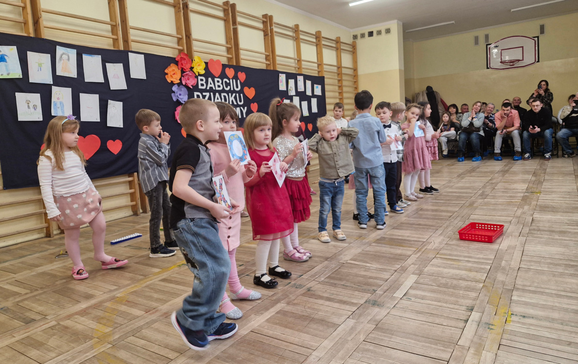Przedszkolaki recytują wiersz Kochamy was