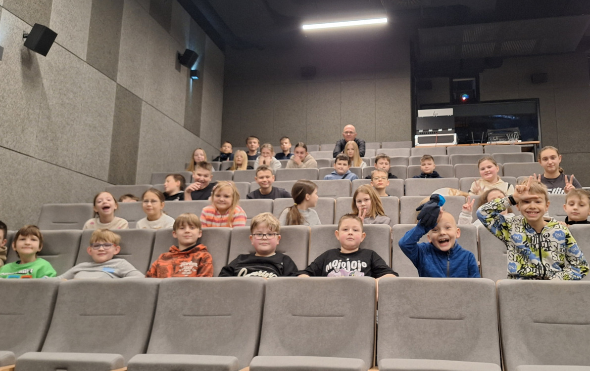klasa 2d i 5c w sali kinowej w Starym Młynie