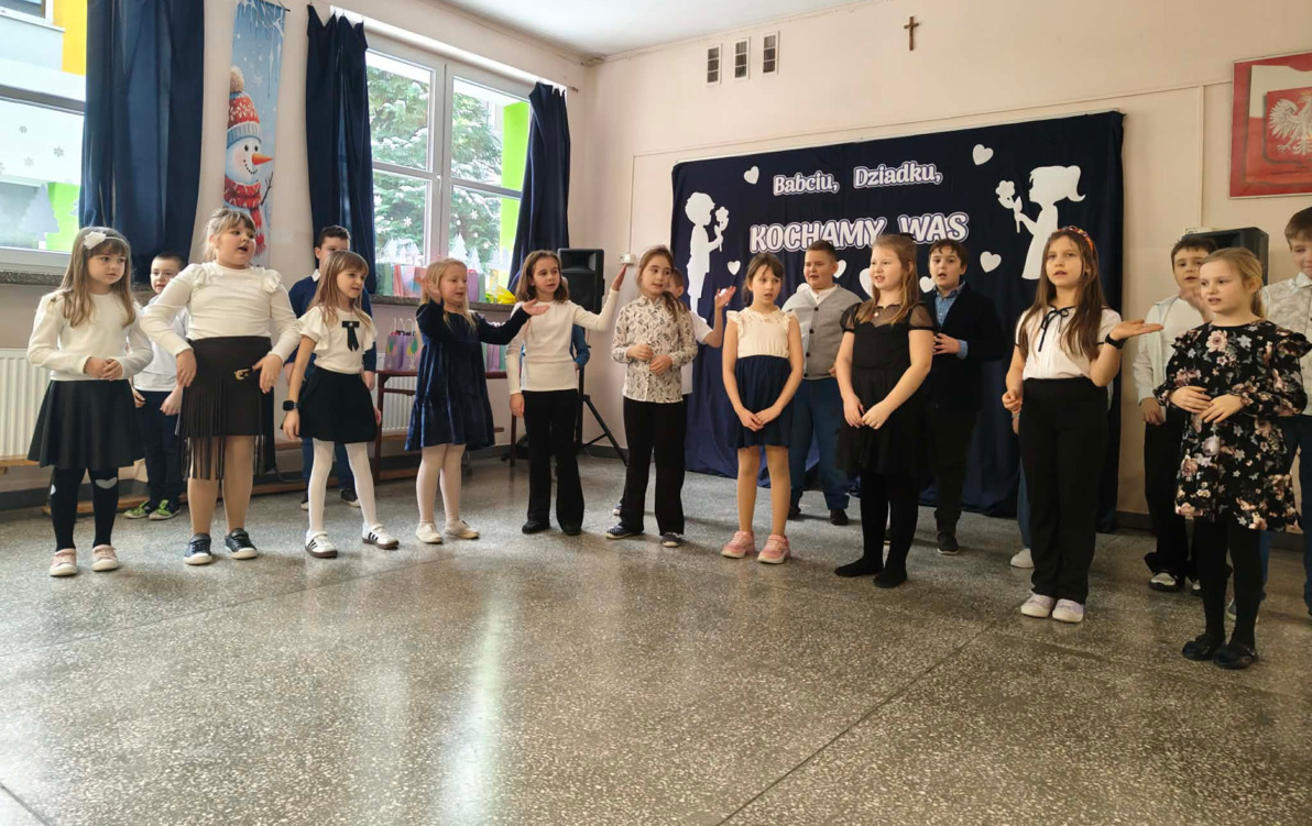 dzieci tańczą i śpiewają dla dziadków