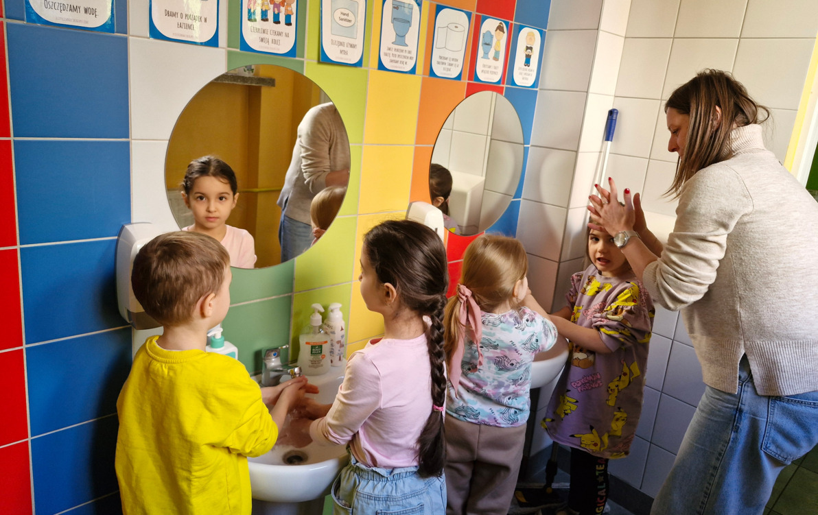 dzieci w łazience myją dokładnie ręce wg instrukcji