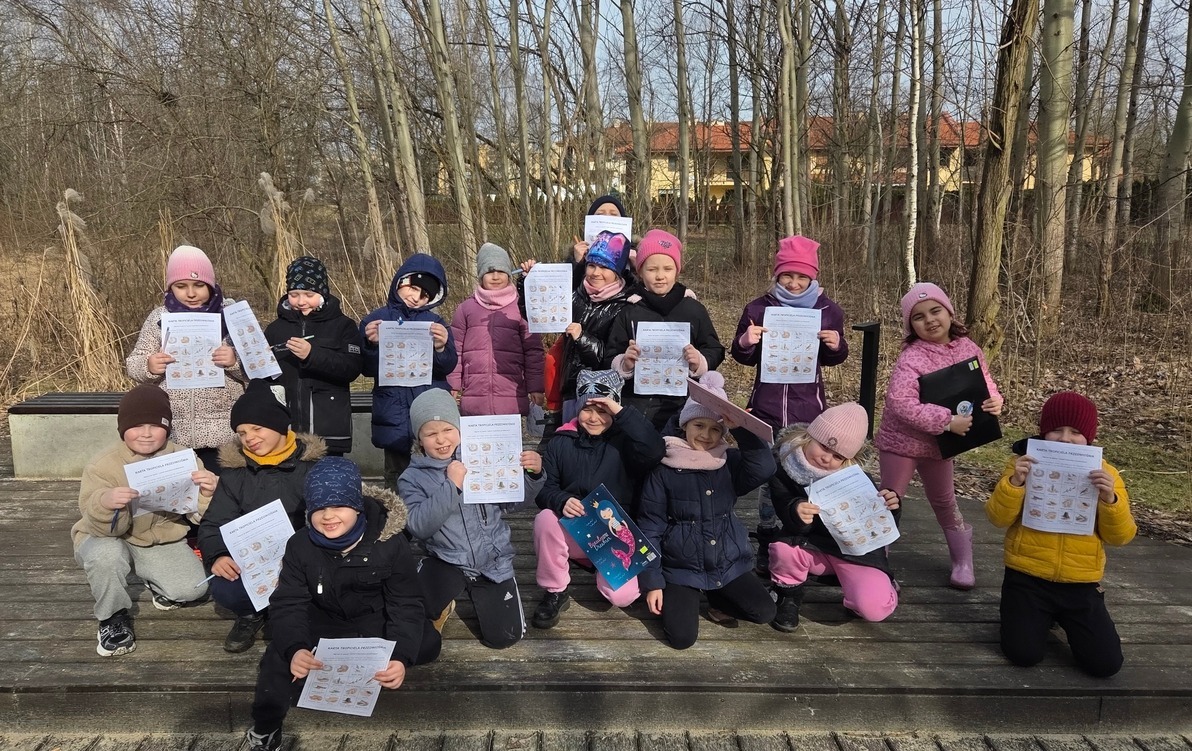 Zdjęcie klasowe 1b na spacerze