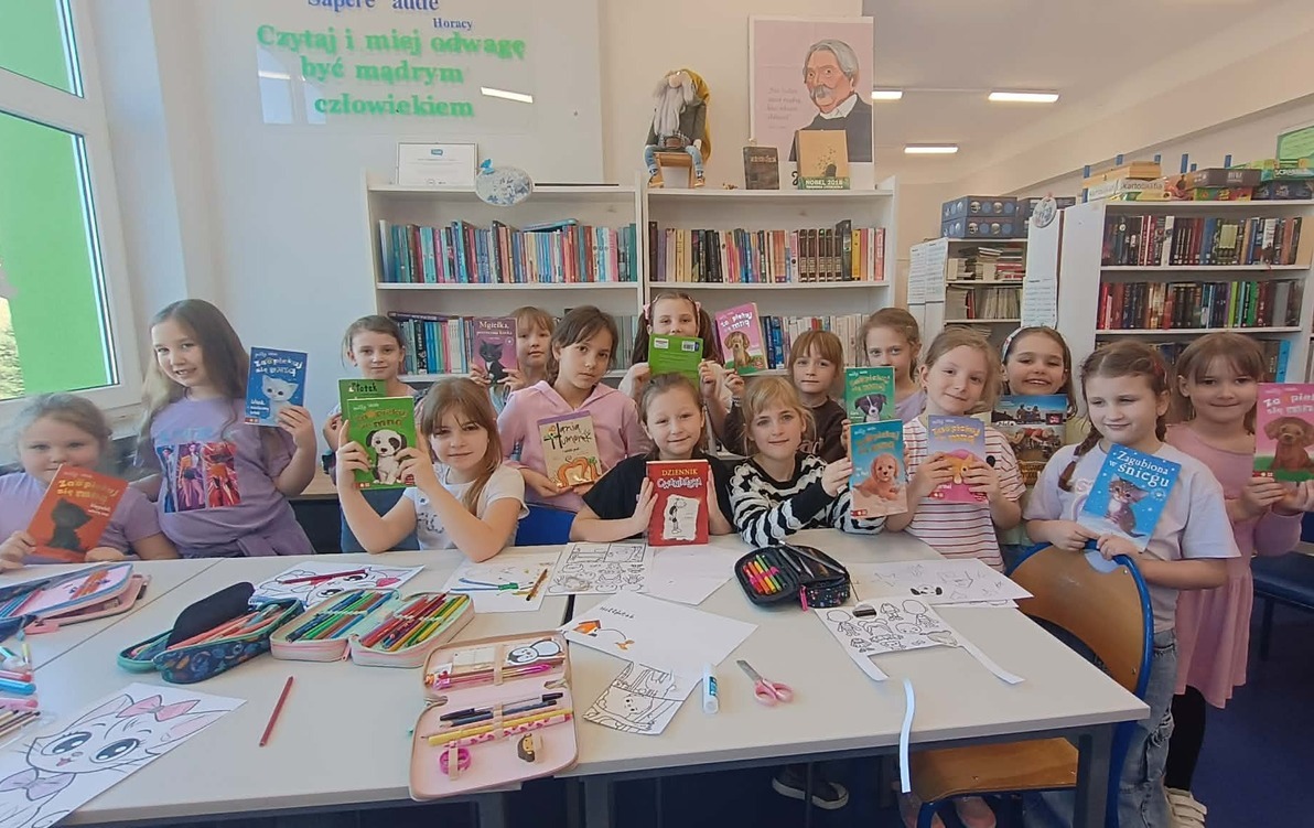 Uczestniczki Szkolnego Koła Bibliotecznego z książkami